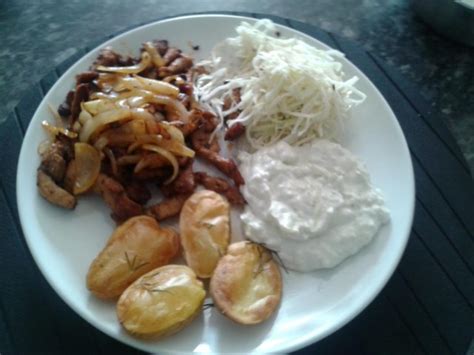 Gyros Mit Tzatziki Rosmarinkartoffeln Und Krautsalat Rezept Kochbar De