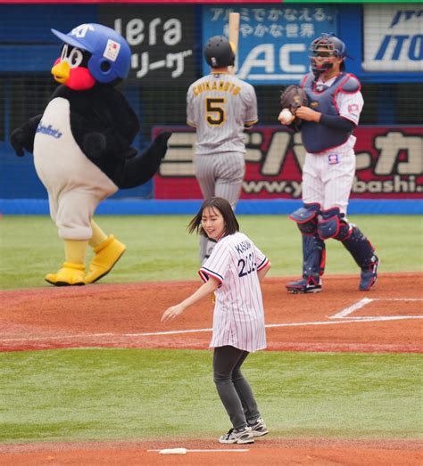 【ヤクルト】卓球石川佳純さん始球式 フジテレビ系パリ五輪中継スペシャルキャスター就任発表 プロ野球写真ニュース 日刊スポーツ