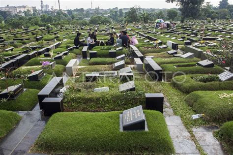 Ziarah Kubur Antara Foto