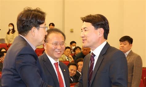 “강원도는 도지사가 최고” 권성동이 김진태에 날 세운 이유