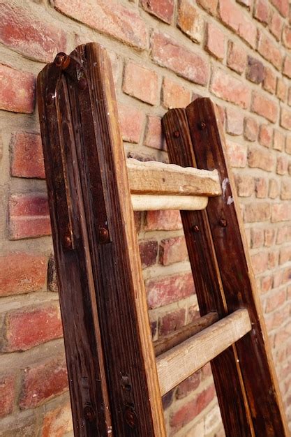 Disparo Vertical De Una Escalera Plegable De Madera Apoyada Contra Una