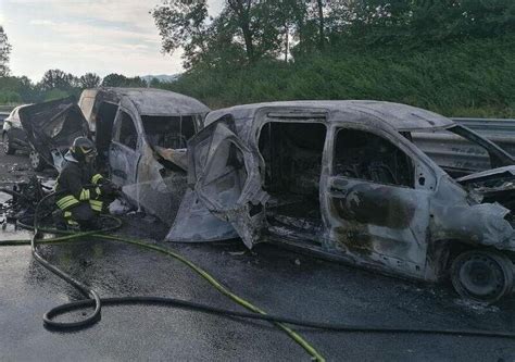 Brescia Maxi Tamponamento Sulla A4 Due Auto In Fiamme News