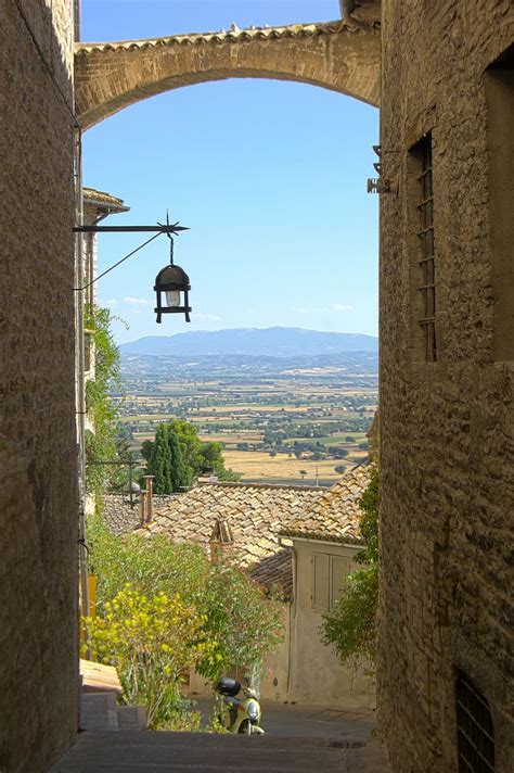 Hd Wallpaper Assisi Italy Street Landscape Summer Umbria Lantern Houses Wallpaper Flare