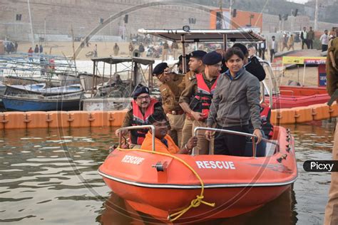 Image Of Uttar Pradesh Police Officials At Prayagraj During Kumbh Mela 2019 Jj187238 Picxy