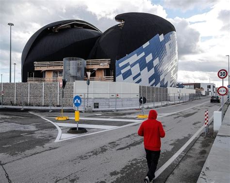 Spettacoli Allinterno Degli Hangar Al Porto Sopralluogo Dopo La Matta