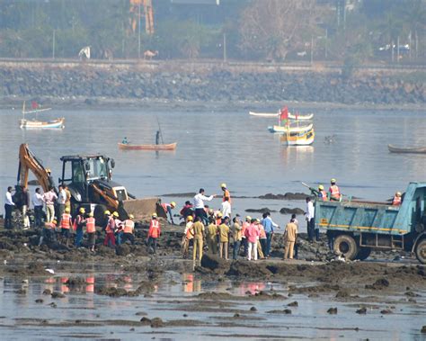 Hrs After Raj Thackeray S Threat Bmc Razes Illegal Dargah In