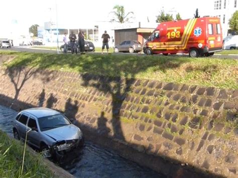 G Motorista Fica Ferido Ap S Carro Cair Em C Rrego De Franca Sp