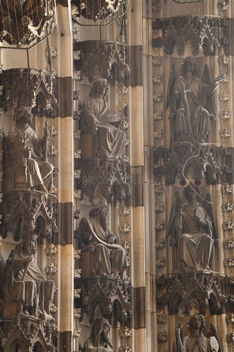 Toma Vertical De La Fachada De La Catedral De Colonia Con Esculturas Y