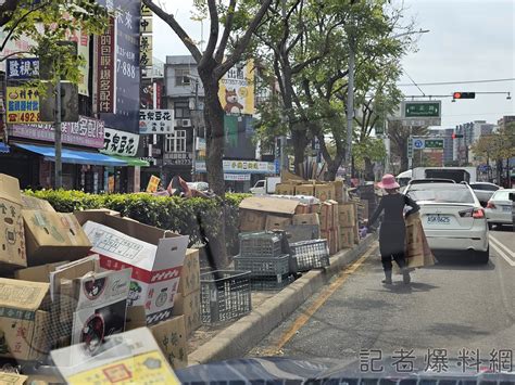 獨家／本土版的好市多？！ 道路遭佔設攤廢物棄分隔島 網「新明市場的日常」 Enn台灣電報