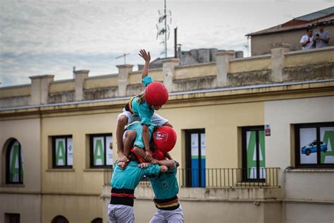 Los Castellers De Vilafranca Cargan Un In Dito Nou De Nou Amb Folre