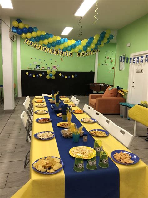 Mesa salada guirnaldas y globos minions Fiestas de cumpleaños de