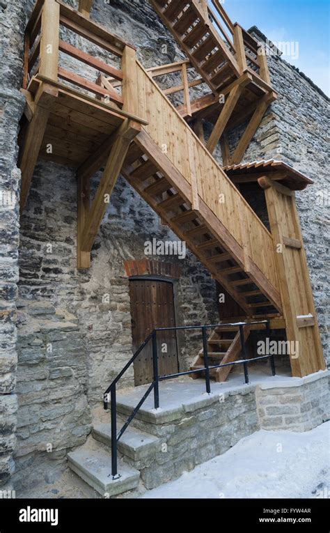 Un escalier en bois le chef sur un mur de la ville médiévale Photo