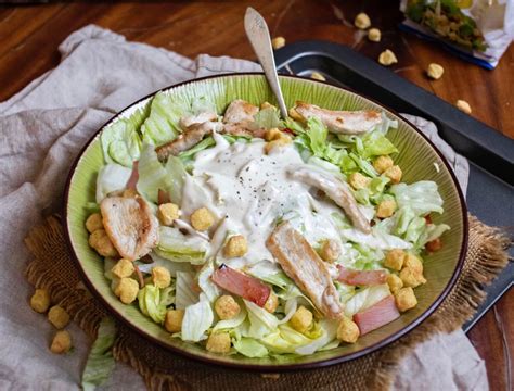 Una Ensalada César Ligera La Ensalada Es Uno De Esos Platos Que Parecen