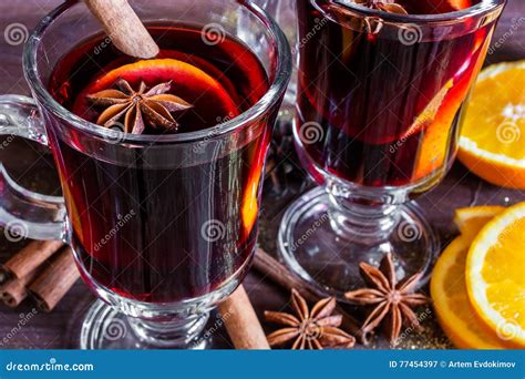 Dois Vidros Do Vinho Ferventado Especiarias Quente Imagem De Stock