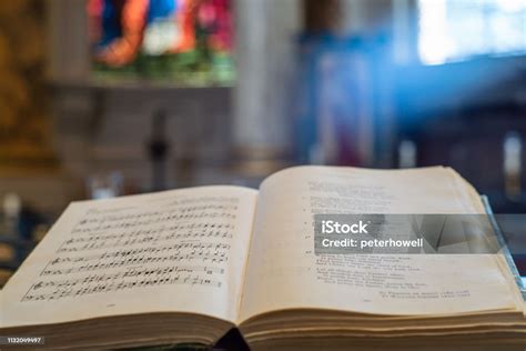 Buku Nyanyian Pujian Di Katedral Foto Stok Unduh Gambar Sekarang