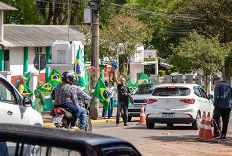 Fotos Aguardando Relat Rio Sobre As Urnas Manifestantes Se Mant M Em