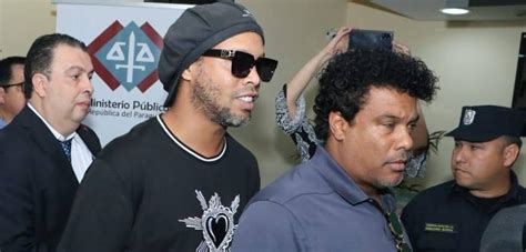 Ronaldinho Gaúcho é mandado para prisão de segurança máxima no Paraguai