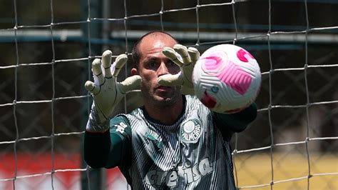 Após gol e noite maldormida Vanderlan treina no sacrifício e comemora