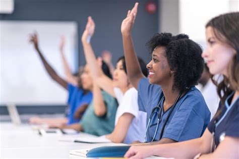 Um Grupo Multi Tnico De Estudantes De Enfermagem Est Na Aula Eles