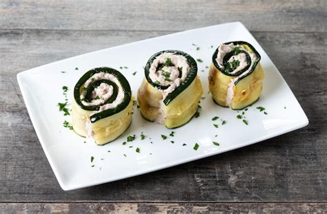 Rouleaux de courgettes grillés farcis de fromage à la crème et de thon