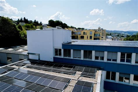 Über 600 PV Module versorgen ELEKTRON und ihre Mietenden mit