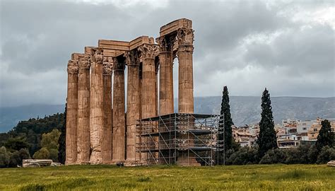 Templo De Zeus Ol Mpico Ao Lado Da Acr Pole Em Atenas Na Gr Cia