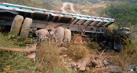 Camión cae a abismo y deja un muerto VIDEO EDICION CORREO