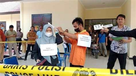 Rekonstruksi Pembunuhan Irt Di Pantai Sekerat Kutim Pelaku Peragakan