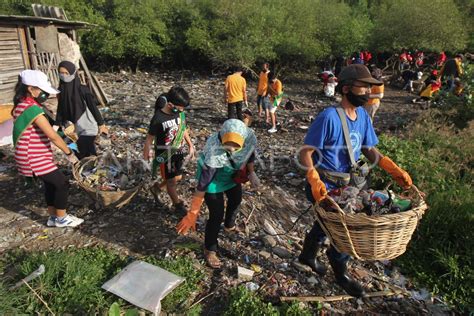 Aksi Bersih Bersih Sampah Antara Foto