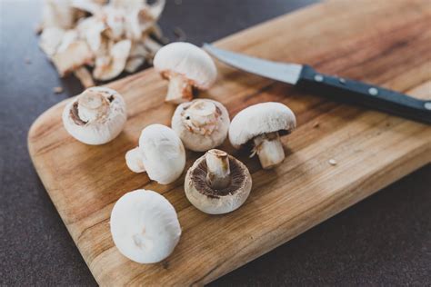 Faut il vraiment éplucher les champignons de Paris Cette règle vous