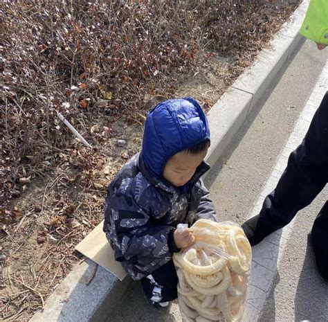 执勤交警秒变“奶爸” 暖心守护走失娃 我为群众办实事澎湃号·政务澎湃新闻 The Paper