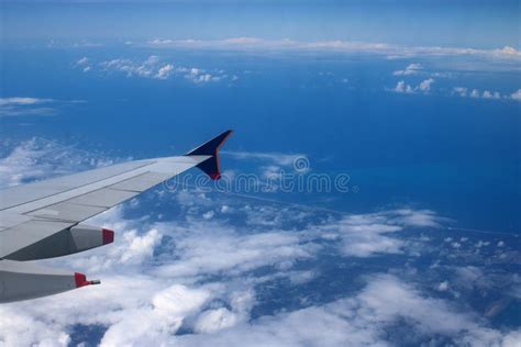 Vliegtuigen Met Blauwe Lucht Oceaan Landen Witte Wolken Stock