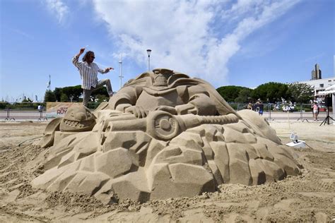 À Royan les sculpteurs de sable transforment la plage en œuvre dart