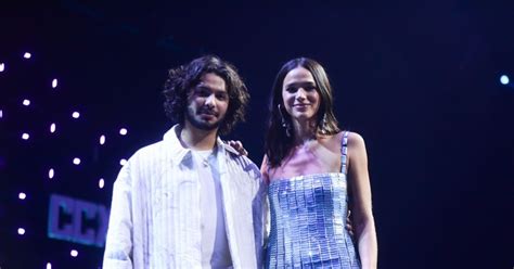 Xolo Maridueña e Bruna Marquezine fazem par romântico no filme Besouro