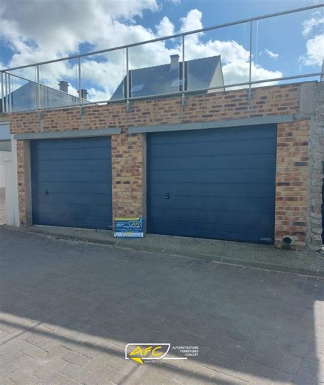 Une devanture de maison complète pose dun ensemble portes de garage