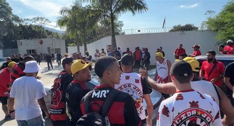 Torcida Do Flamengo Protesta E Cobra Jogadores Na Entrada Do CT