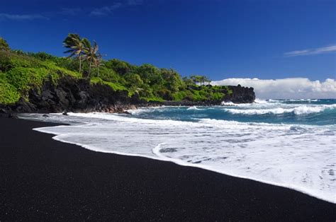 Black sand beach on Oahu: Where can you find one? :: oahu hawaii