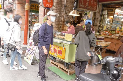 迪化街美食。永樂車輪餅 永樂市場爆餡浮誇車輪餅 飽滿不甜膩綿密紫薯地瓜 發胖版｜popdaily 波波黛莉