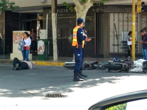 Fuerte choque entre dos motos en un cruce con semáforos dejó a un joven