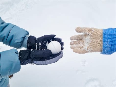 Una Mujer Le Da A Un Ni O Una M Quina Para Hacer Bolas De Nieve Foto