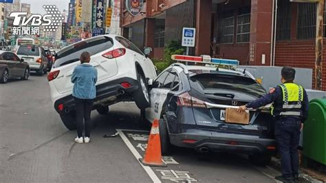 收假太累精神不濟？女開休旅車閃神 下秒「騎上」巡邏車│派出所│台中市│台中│tvbs新聞網