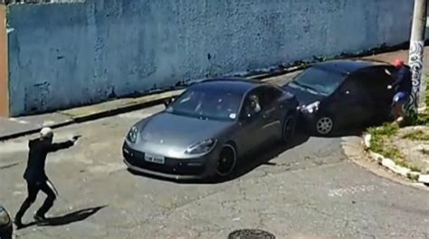 Motorista De Porsche Escapa De Assalto Ap S Criminosos Atirarem Cinco Vezes