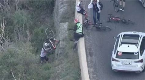 Supera O Ciclista Cai De Barranco De M Se Levanta E Consegue