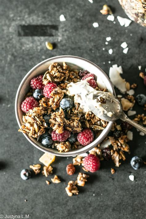 Kokosowa granola ze słonecznikiem pestkmi dyni i nasionami chia