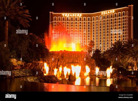 Volcano display at the Mirage Casino and Treasure Island Casino in the ...