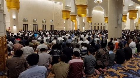 Ribuan Jamaah Salat Tarawih Perdana Di Masjid Raya Sheikh Zayed Solo