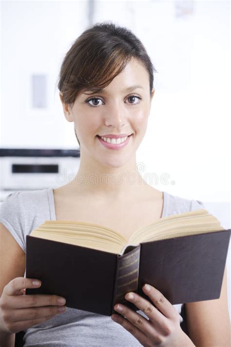 Libro De Lectura De La Mujer Joven En El Interior Casero Imagen De