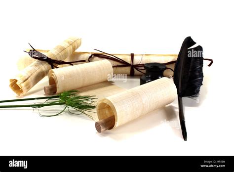 Rollos De Papiro Con Quill De Pluma Y Tintero Fotograf A De Stock Alamy