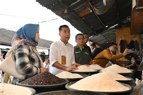 Cek Stok Beras Di Pasar Pj Gubernur Jabar Masyarakat Tak Perlu