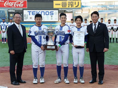 Denaジュニア優勝 侍井端監督が登場 キャプテン巧くん「お父さんが渡すって知らなかった」 プロ野球写真ニュース 日刊スポーツ